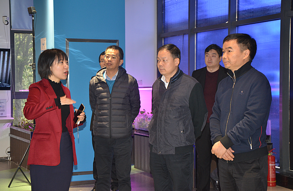 向考察組匯報(bào)展廳相關(guān)情況.png 向考察組匯報(bào)展廳相關(guān)情況.png