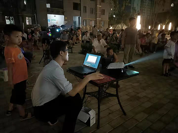 業主朋友們在認真觀看電影.jpg 業主朋友們在認真觀看電影.jpg